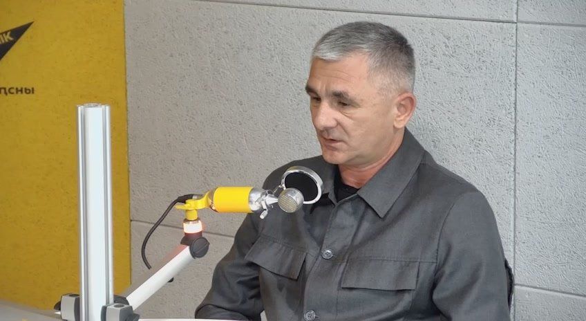 Следующие учения военнослужащих Абхазии пройдут совместно с российской Объединенной группировкой войск, сообщил в эфире радио Sputnik секретарь Совбеза республики Рауль Лолуа