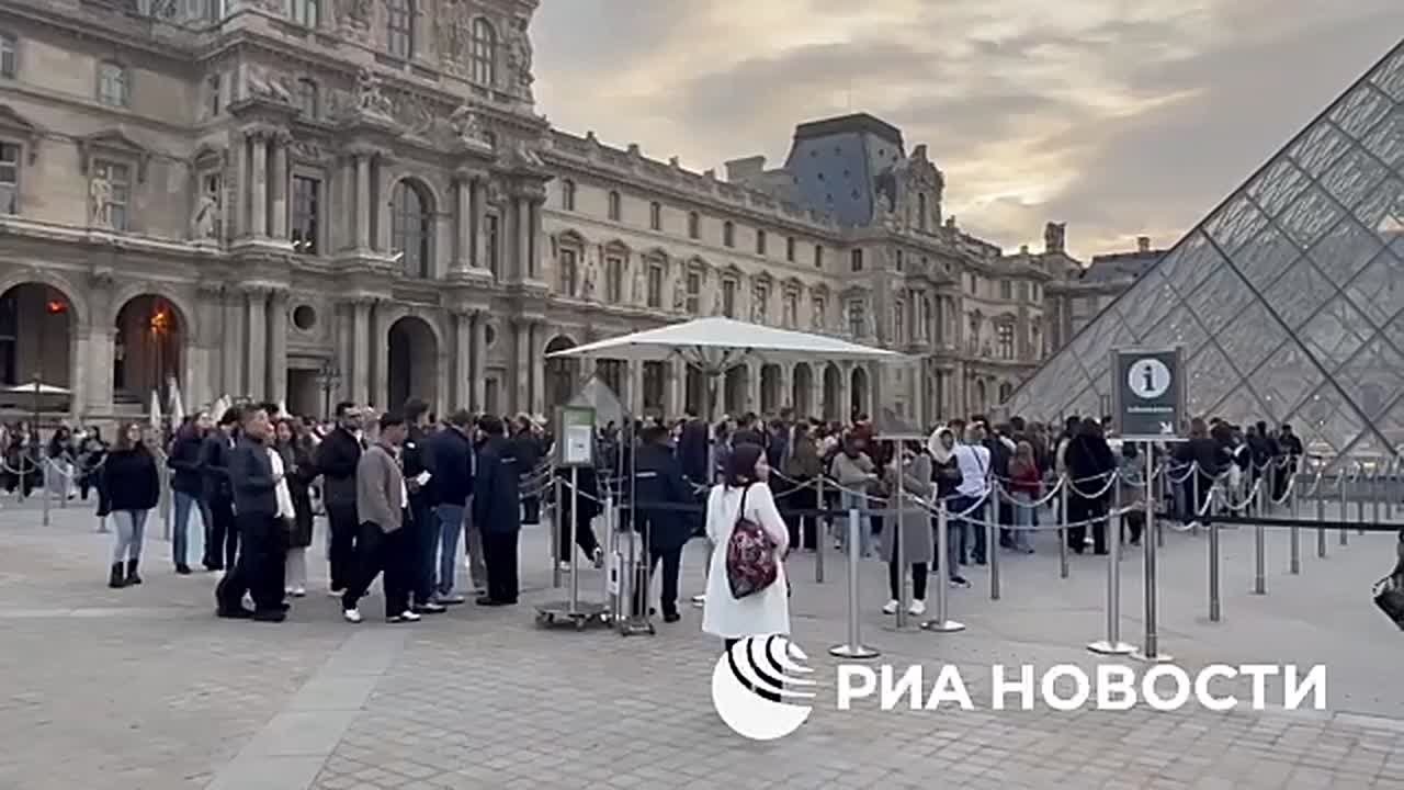 Лувр вновь открылся после ограбления