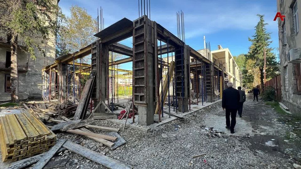 Главный архитектор города Бислан Багателия совместно с сотрудниками прокуратуры и начальниками Управ микрорайонов столицы выехали на плановые мероприятия по обнаружению незаконных построек