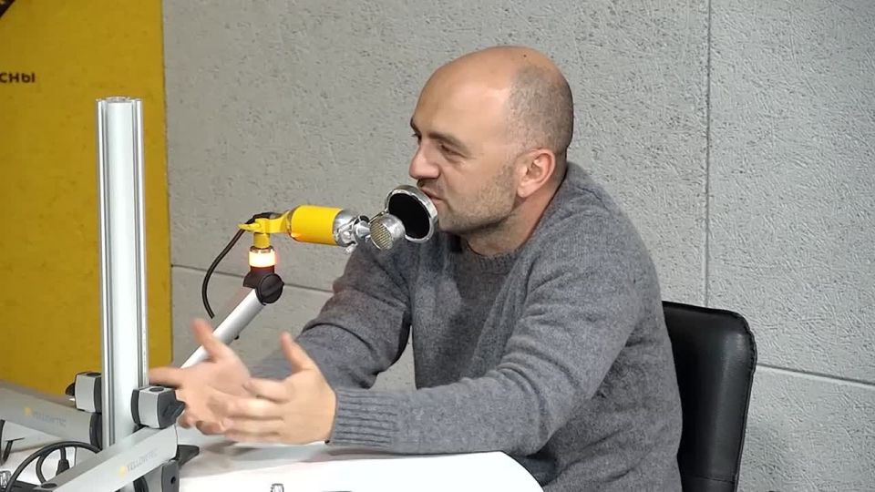 Администрация Сухума составит список архитектурно значимых строений для восстановления фасадов, рассказал в эфире радио Sputnik главный архитектор столицы Бислан Багателия