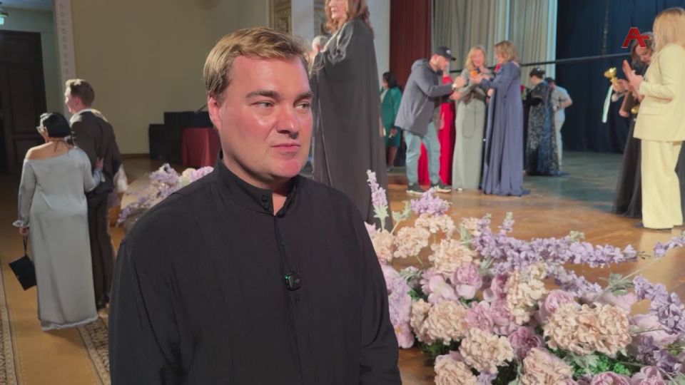 После гала-концерта нам удалось пообщаться с членом жюри, художественным руководителем и главным дирижёром Евгением Хохловым