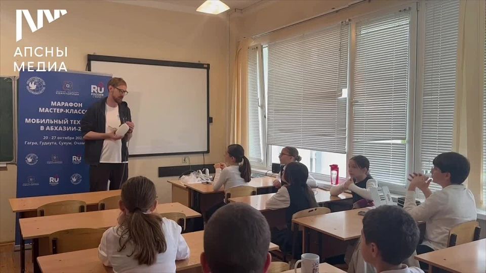 В рамках марафона «Мобильный технопарк» на мастер-классах под наблюдением наставников школьники знакомятся с новинками в сфере высоких технологий по различным направлениям, таким как нейротехнологии, космические технологии и..