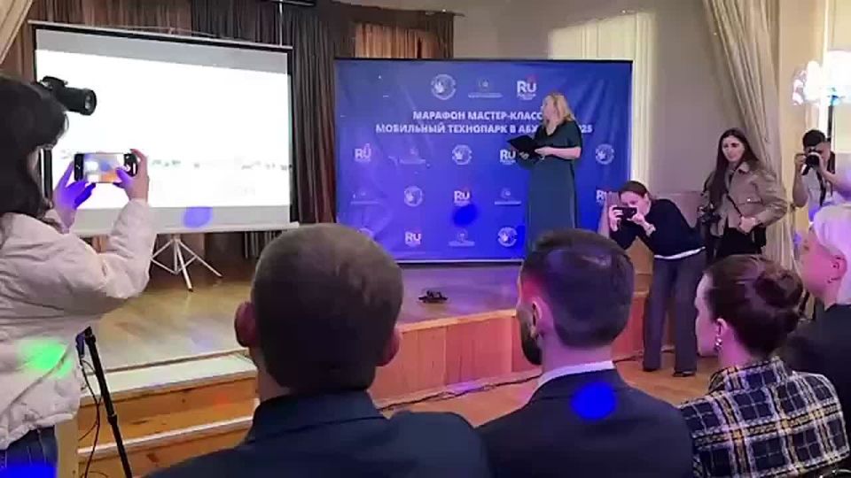 Образовательные мастер-классы российского "Мобильного технопарка" начались в сухумской школе № 2