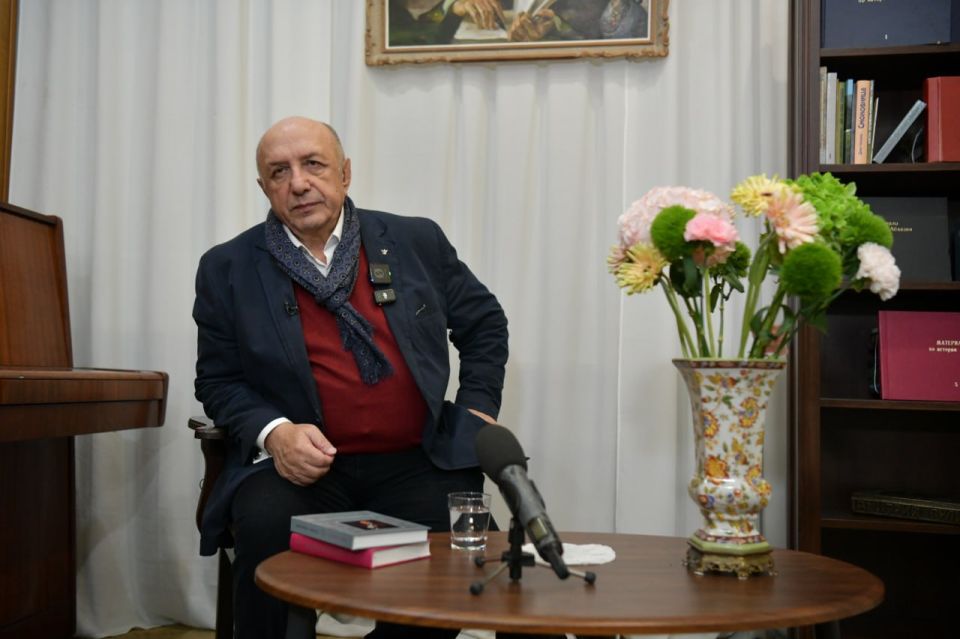 Авторский вечер поэта и переводчика Дениса Чачхалиа прошел в литературно-мемориальном музее Дмитрия Гулиа в Сухуме