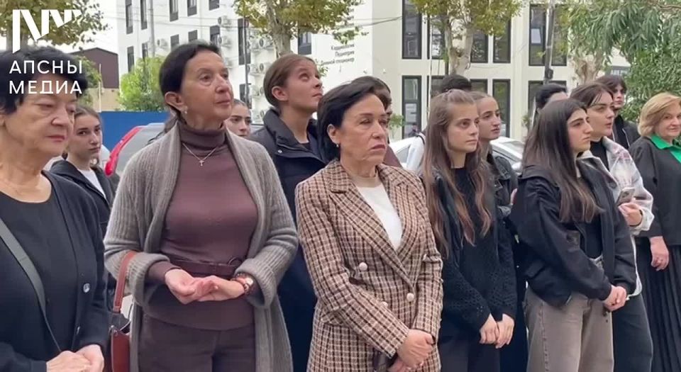 Открытие мемориальной доски режиссёру Ольге Дубинской прошло в Сухуме, на улице Воронова