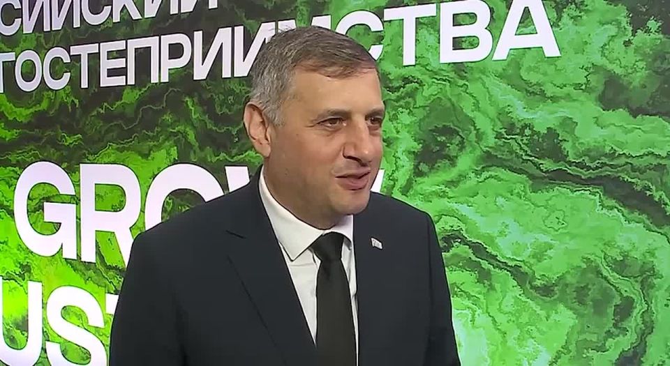 Визит абхазской делегации на гастрофорум в Красноярске станет важным шагом для дальнейшего сотрудничества и развития экономических отношений между Абхазией и Красноярским краем, отметил вице-премьер Абхазии Вараздат Миносян..