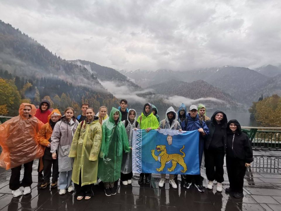 Делегация школьников из Псковской области приехала в Абхазию на программу «Эко-путешествие в Абхазию», организованную Минпросом республики Абхазия