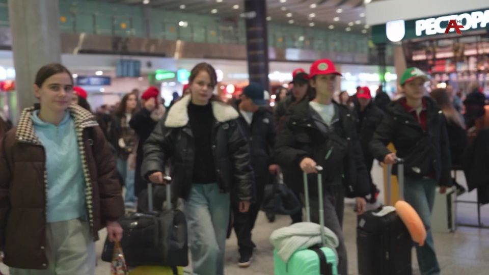Группа школьников из Абхазии проводят осенние каникулы в Санкт-Петербурге