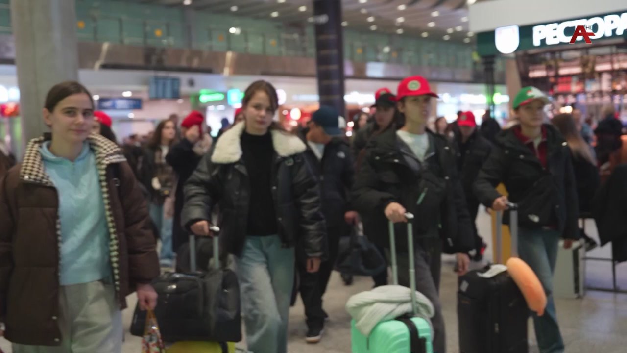 Группа школьников из Абхазии проводят осенние каникулы в Санкт-Петербурге