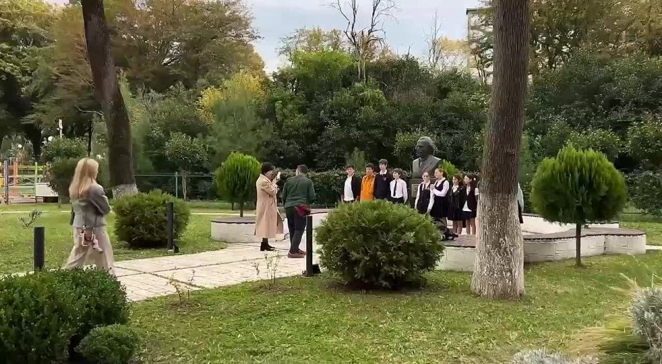 Церемония возложения цветов к памятнику основоположника абхазской литературы Дмитрия Гулиа прошла в пансионате "Литфонд" в Пицунде