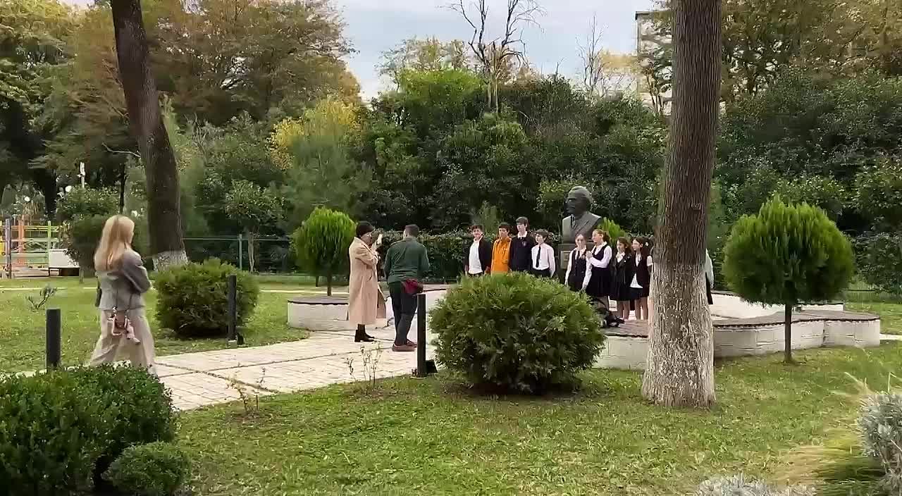 Церемония возложения цветов к памятнику основоположника абхазской литературы Дмитрия Гулиа прошла в пансионате "Литфонд" в Пицунде