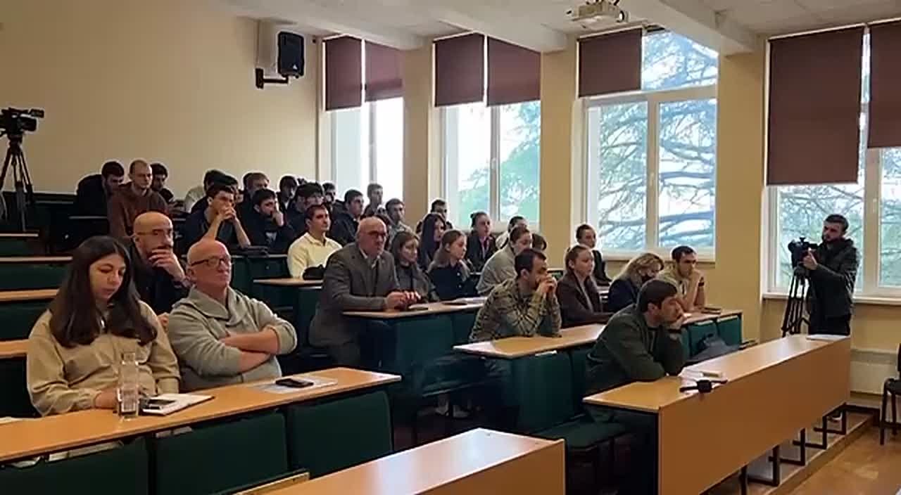 Лекцию по защите природы студентам АГУ прочитала замдиректора Кавказского государственного природно-биосферного заповедника Ольга Пегова