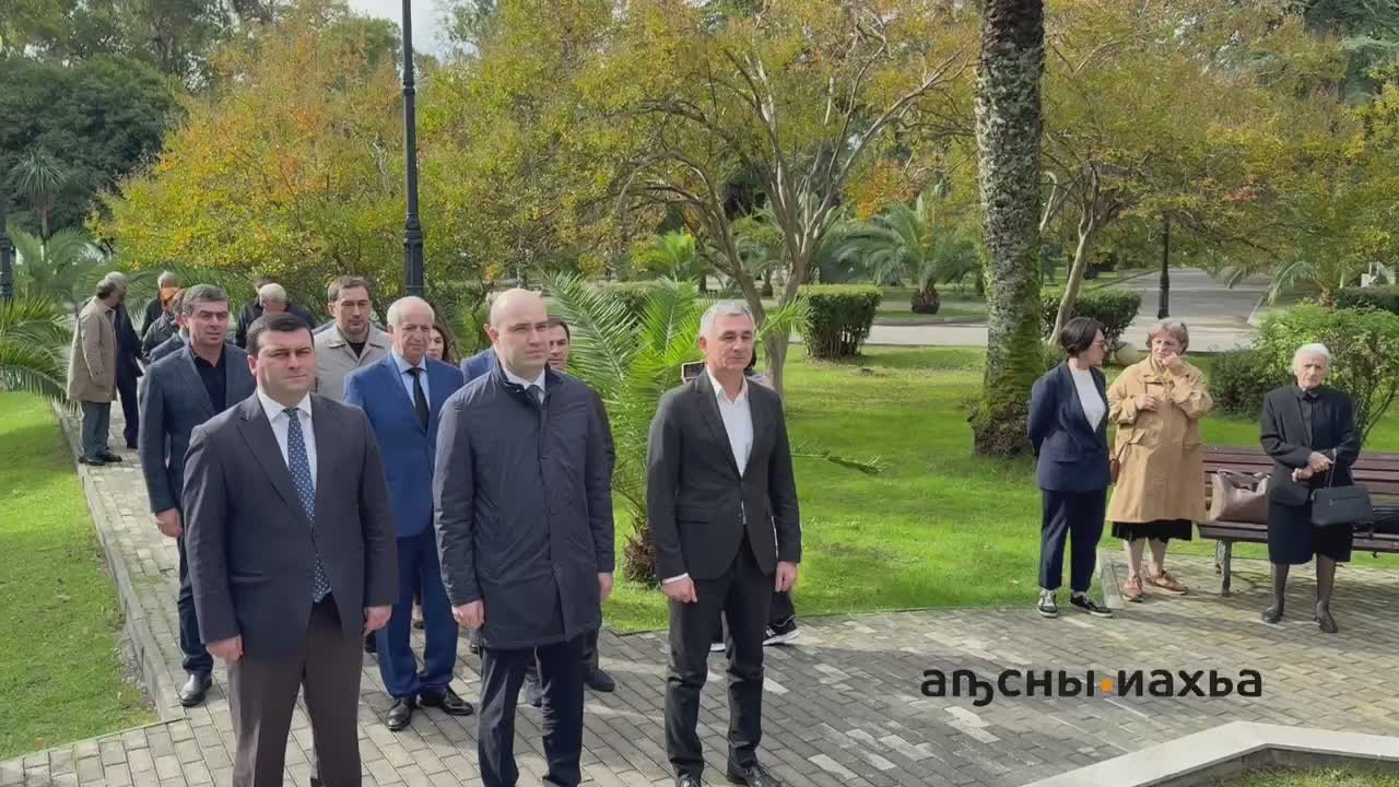 Церемония возложения цветов у памятника жертвам политических репрессий прошла в Сухуме