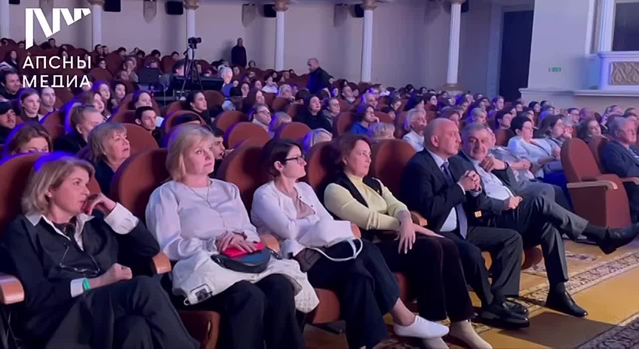 Артисты Абхазии и городов расположения АЭС России выступают на концерте в филармонии, посвященном 80-летию атомной отрасли