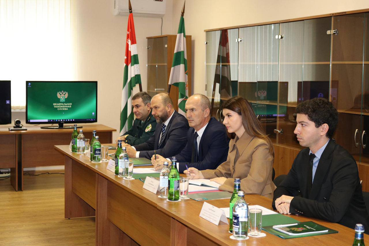 Рабочая встреча представителей Государственного таможенного комитета Республики Абхазия и Федеральной таможенной службы России состоялась 30 октября 2025 года на МАПП «Адлер», сообщает пресс-служба ГТК