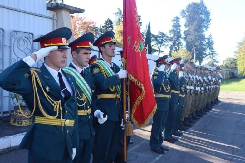 Владимир Ануа поздравил личный состав Сухумского училища с 25-й годовщиной образования