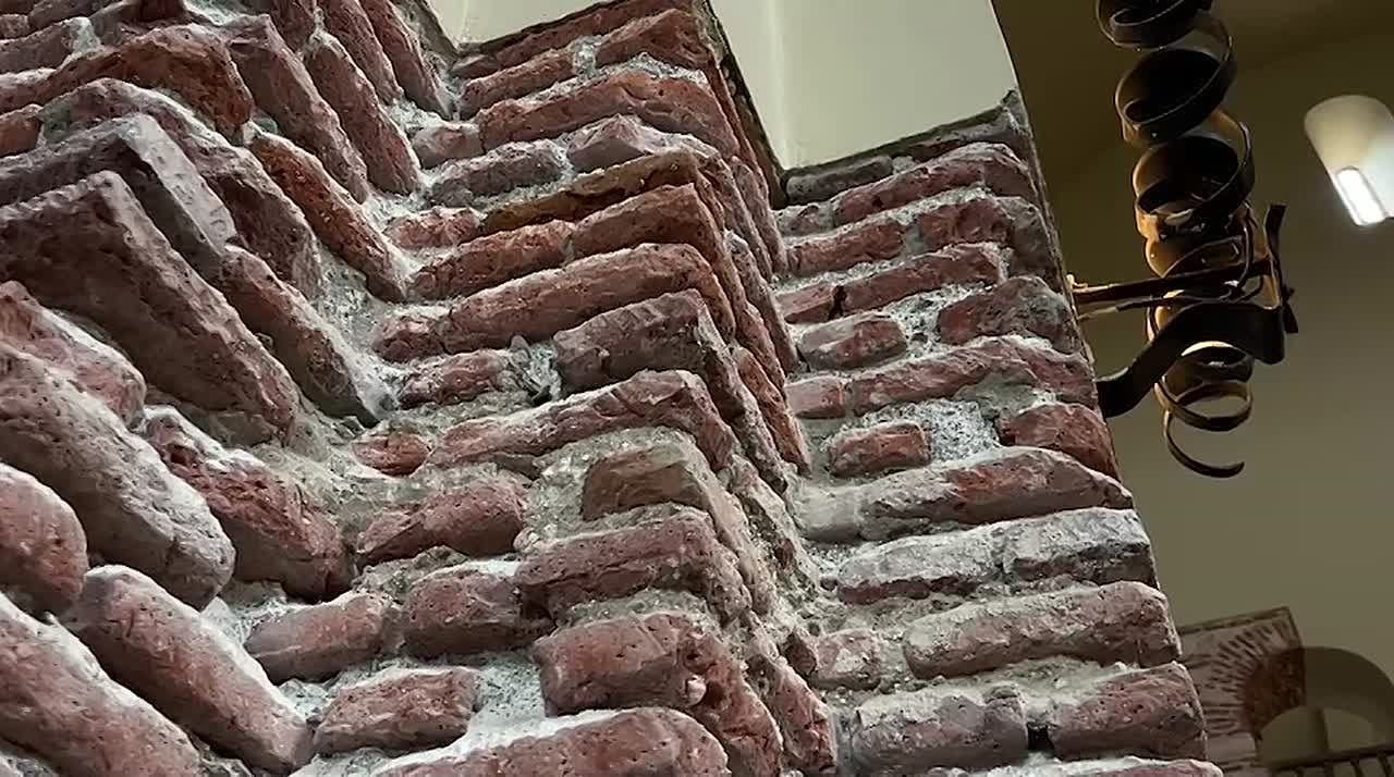 Уникальная акустика Пицундского концертного зала — не случайность, рассказала Sputnik экскурсовод историко-архитектурного заповедника "Великий Питиунт" Марина Банковская