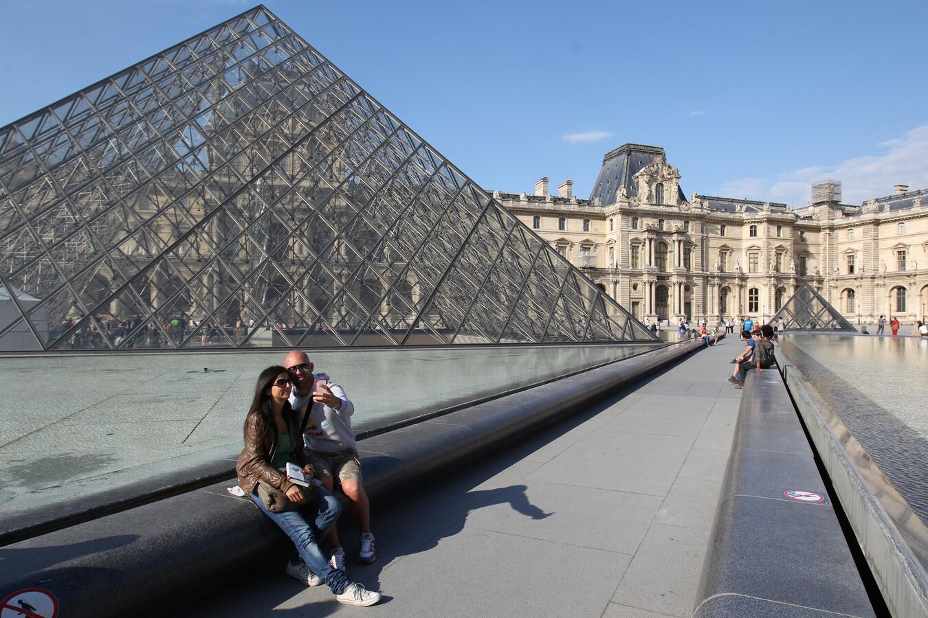 Украденные из Лувра драгоценности пытались продать через даркнет