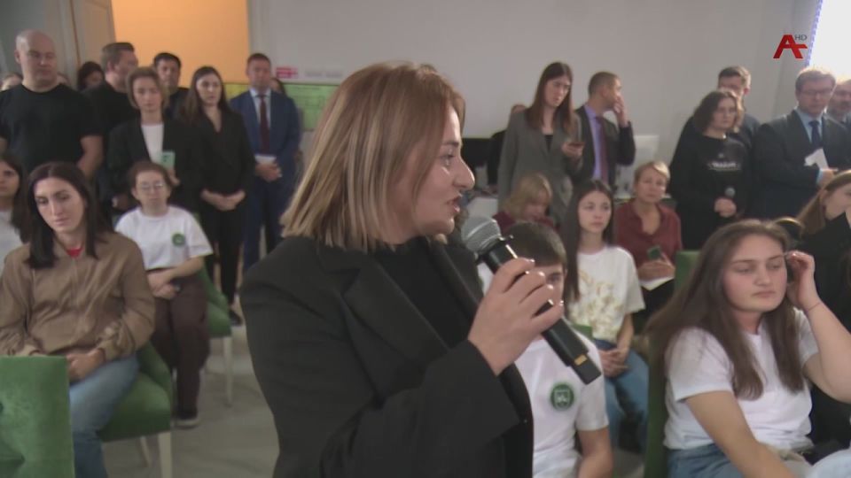 Губернатор Санкт-Петербурга Александр Беглов встретился со школьниками и студентами многоотраслевого колледжа из Абхазии