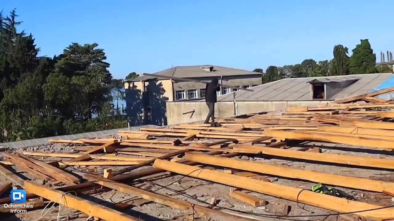 Начался капитальный ремонт кровли администрации Очамчырского района!