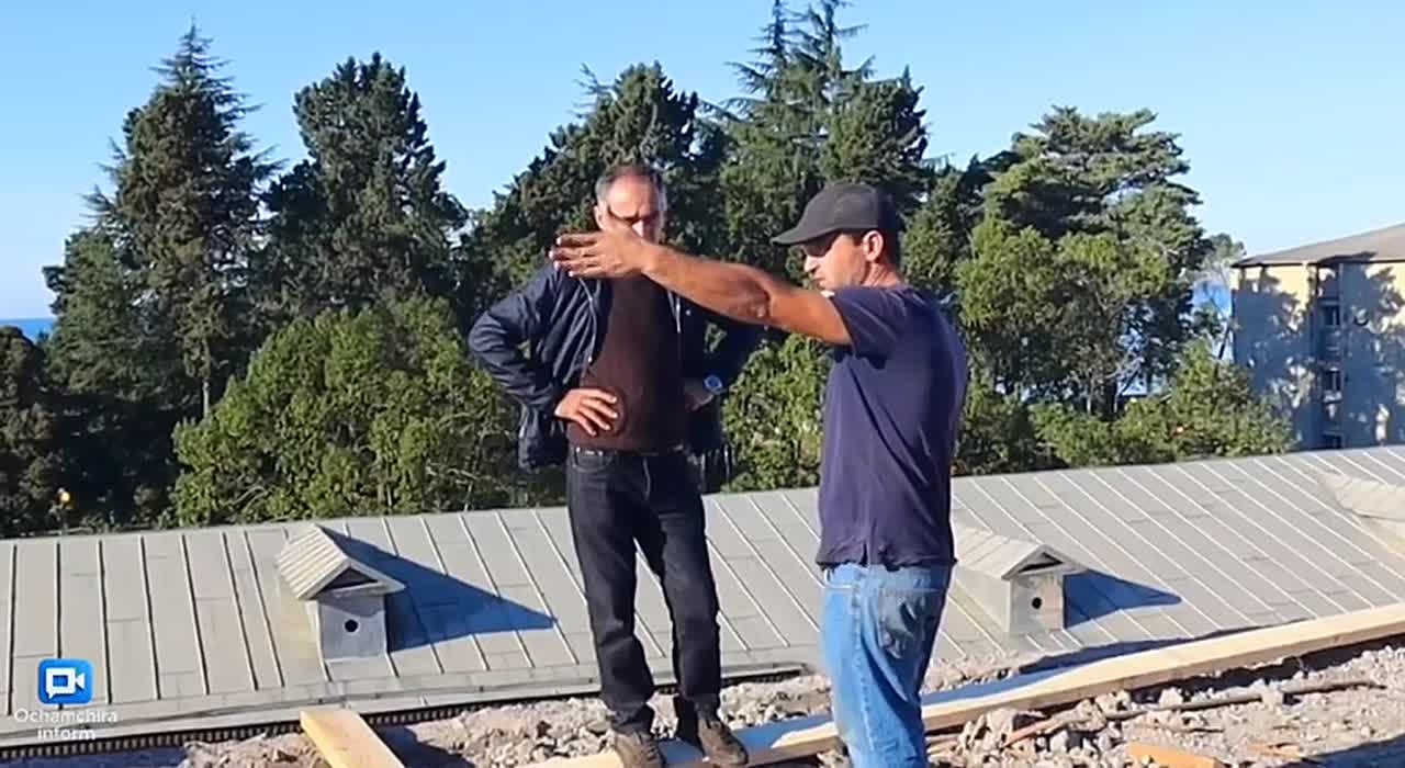 Начался ремонт крыши администрации Очамчырского района