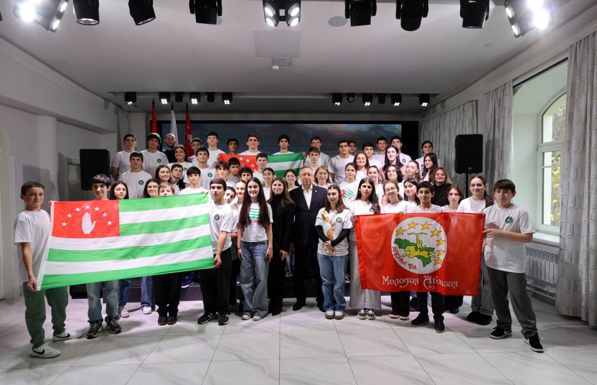 Губернатор Санкт-Петербурга Александр Беглов встретился 2 ноября в Академии талантов со школьниками и студентами многоотраслевого колледжа из Абхазии