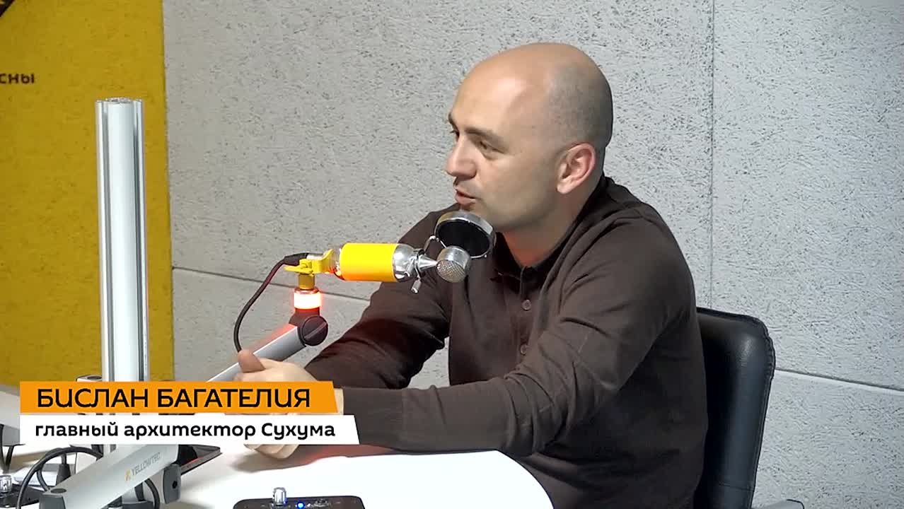 Набережную Диоскуров готовят к реконструкции, ее уже очистили от "визуального мусора", рассказал в интервью радио Sputnik главный архитектор столицы Бислан Багателия