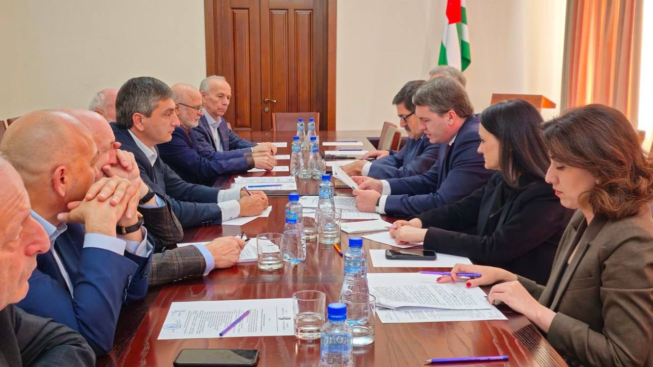 Первое заседание госкомиссии по увековечиванию литературного и научного наследия Баграта Шинкуба прошло в Сухуме