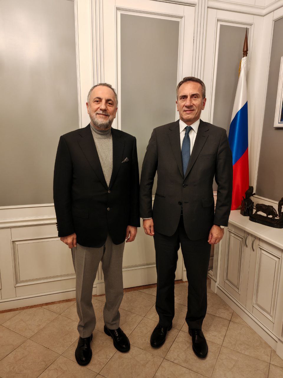 Сегодня в Москве состоялась встреча директора Национального исследовательского института развития коммуникаций Владислава Гасумянова с министром иностранных дел Республики Абхазия Олегом Барциц