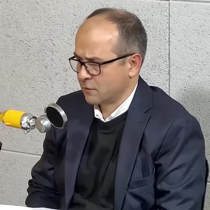 Местные собрания депутатов — это "кухня демократии", заявил в интервью радио Sputnik политолог Максим Гвинджия