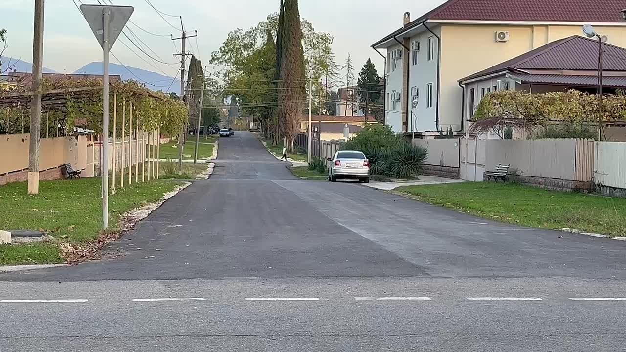 Специалисты Управления капитального строительства ремонтируют дорожную инфраструктуру в Гудаутском районе