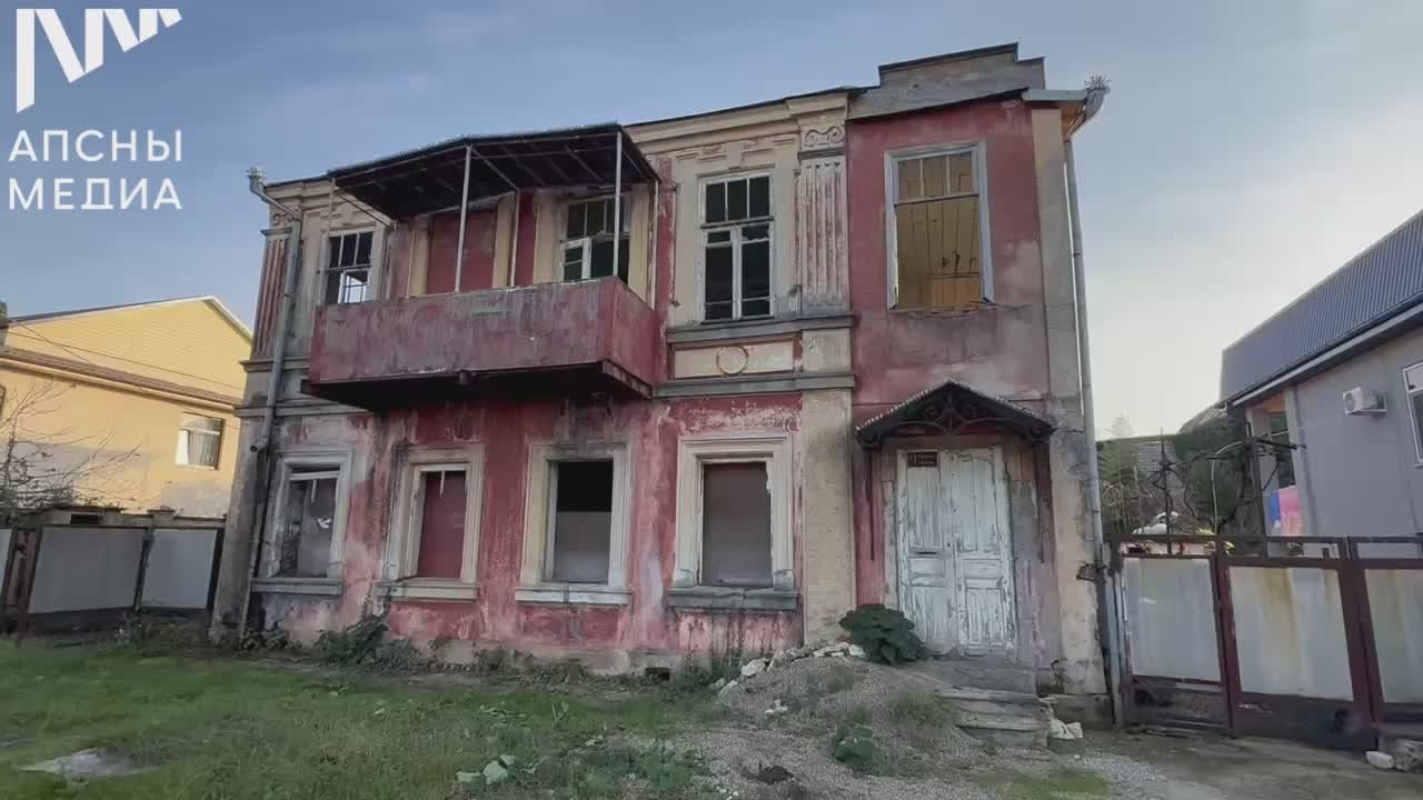 В доме, расположенном на улице Киараз в Гудауте, жил и работал во время Отечественной войны народа Абхазии 1992–1993 годов первый президент Абхазии Владислав Григорьевич Ардзинба