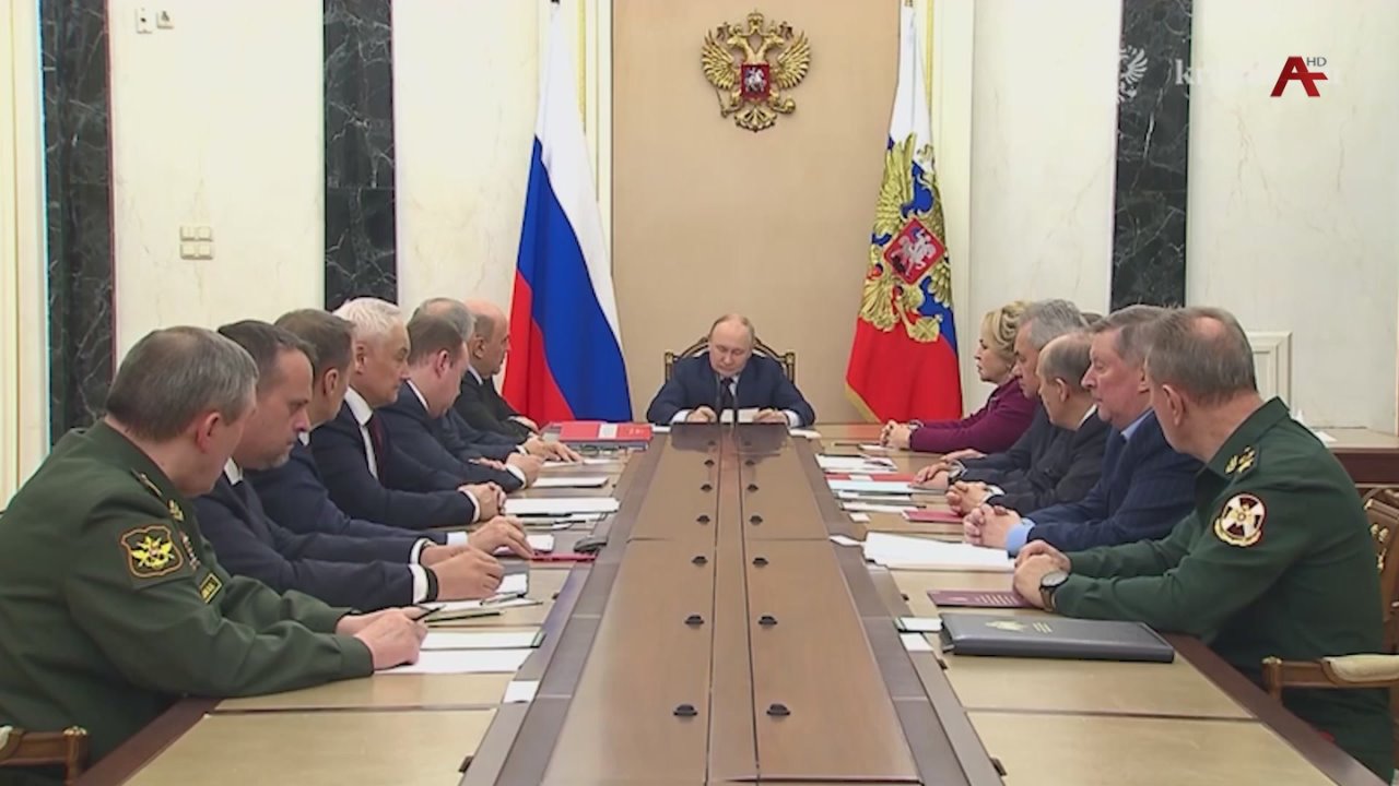 Президент России Владимир Путин на совещании с постоянными членами Совета Безопасности в Москве в среду поручил ведомствам внести согласованные предложения о начале подготовки испытаний ядерного оружия в ответ на аналогичные..