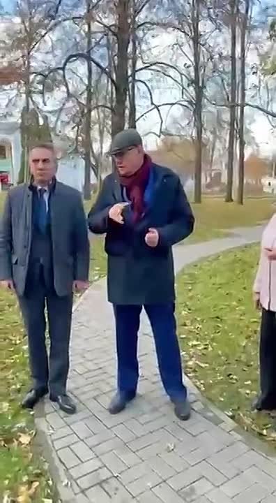 Министр иностранных дел Абхазии, председатель попечительского совета фонда МКДЦ РА Олег Барциц проинспектировал павильон "Абхазия" на ВДНХ, где близятся к завершению ремонтно-реставрационные работы