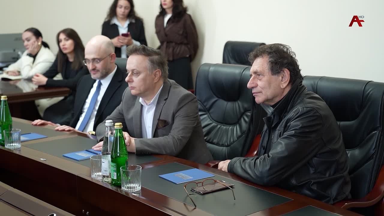 Ректора Щукинского училища, народного артиста России и Абхазии Евгения Князева, и директора театра Вахтангова Кирилла Крока приняли в Народном Собрании