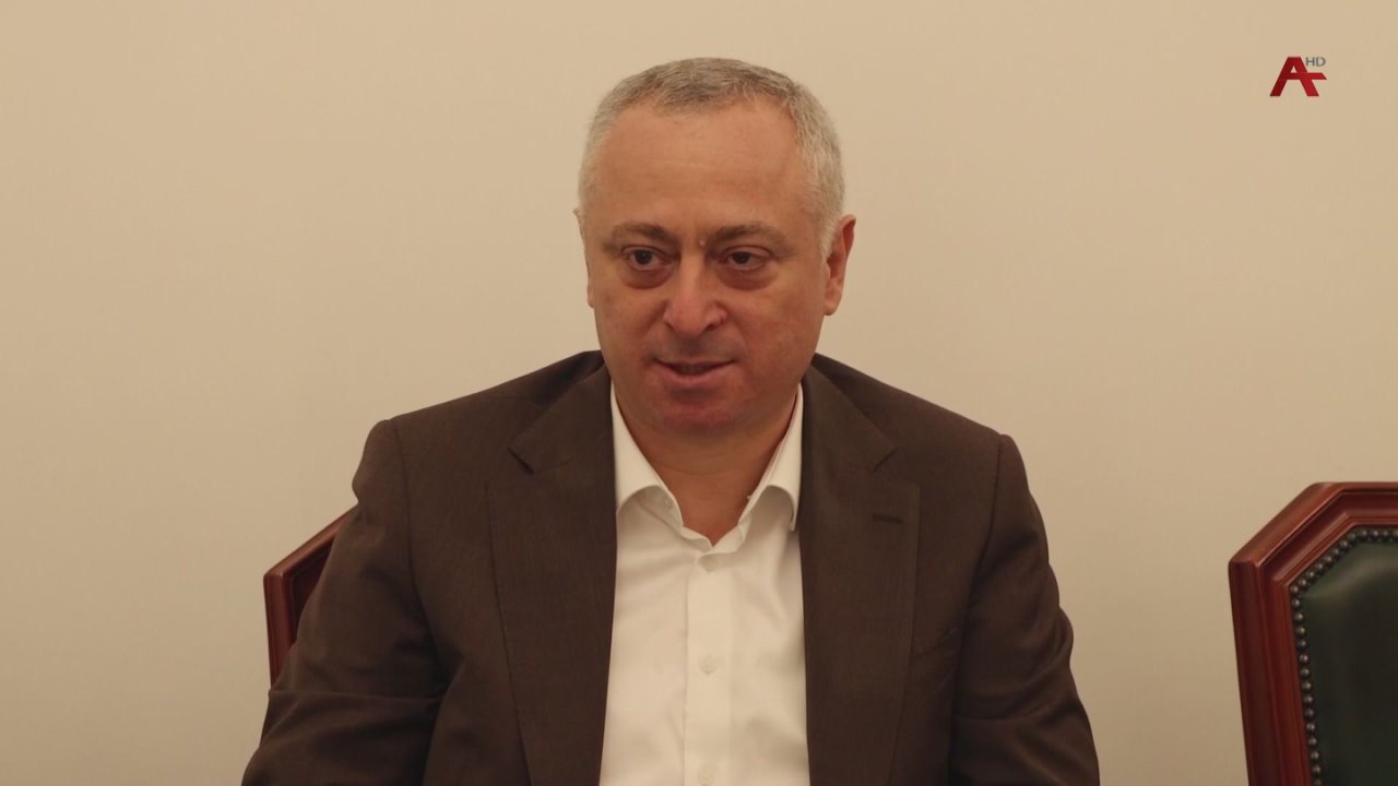 ГААРТЫЛА ЕИЫЛЕИТ. Бадра Гынба идикылеит Урыстылеи Асныи жлар рартист Шьукин ихь зху атеатрт институт аректор Евгени Книазови,Вахтангов ихь зху аынаррат академиат театр адиректор Кирилл Кроки