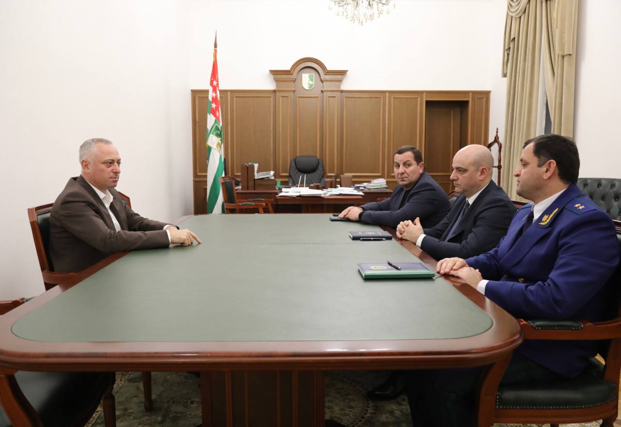 Обеспечение правопорядка в день выборов в органы местного самоуправления обсудил президент Бадра Гунба с правоохранителями