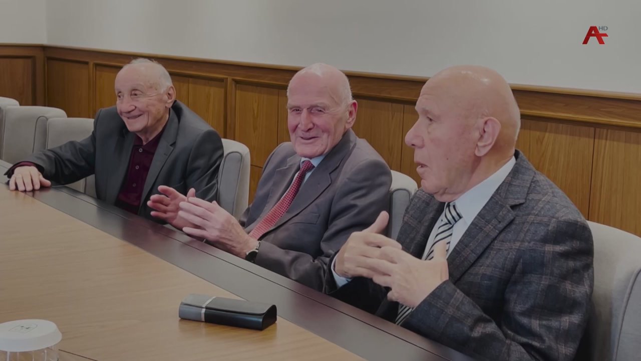 Асны Аынарра Ахада Бадра Гынба аынаррат ауаажларрат усзуца Џьынџьал Сократ, Дамениа Олег, Гырџьуа Валери дырылеит