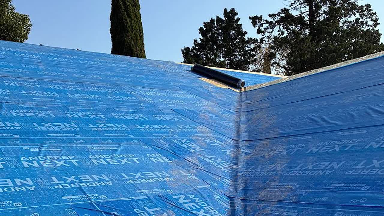 Специалисты Управления капитального строительства ремонтируют крышу Гудаутской районной поликлиники