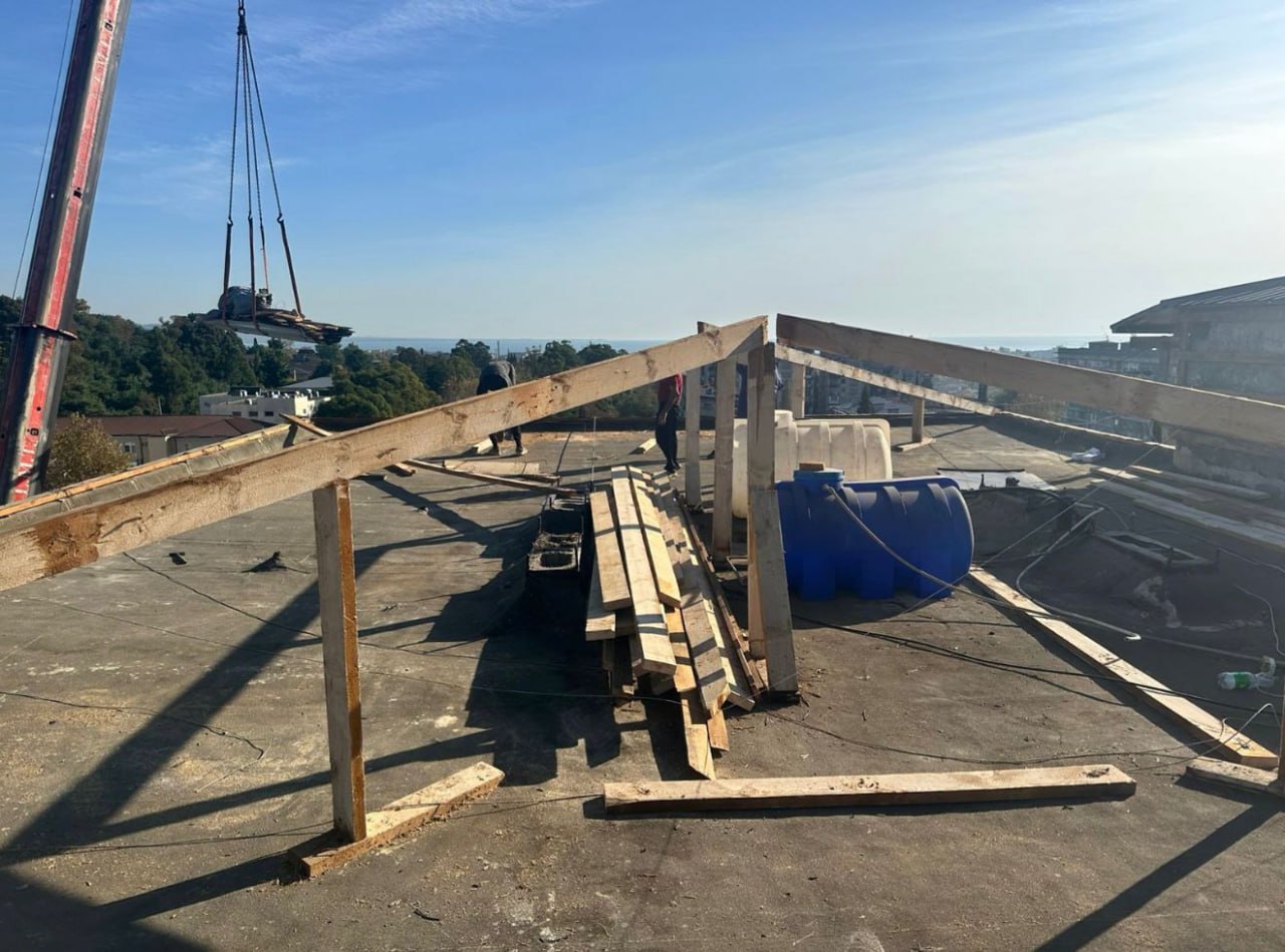 Начался ремонт крыши многоэтажки на улице Эшба в Сухуме