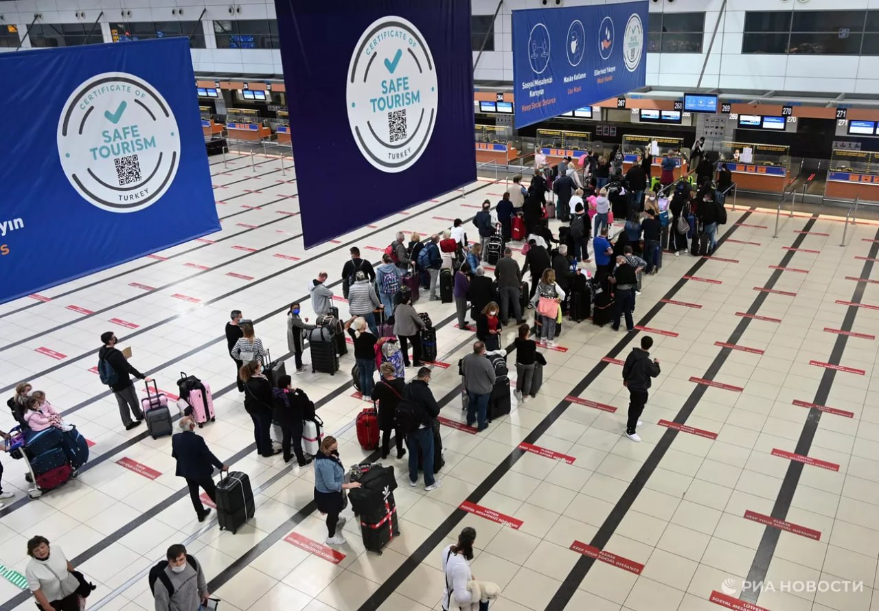 Россияне чаще всего в январе-сентябре этого года путешествовали в Турцию, Абхазию и Казахстан - на эти три страны пришлась половина всех выездов за границу, сообщили РИА Новости в ЕМИСС