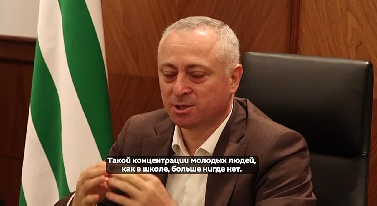 Бадра Гунба встретился с учителями-наставниками, которые начнут работать в школах Абхазии
