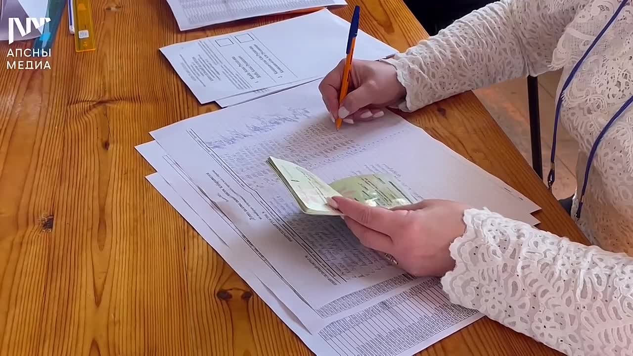 Голосование на избирательном участке №1 округа №12 в Сухумском медколледже проходит в соответствии с законом