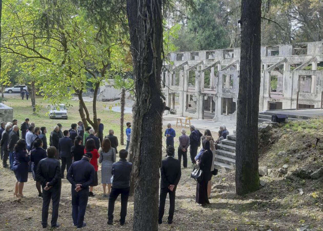 Археолого-эксгумационные раскопки прошли на территории бывшего здания НКВД в Гагре