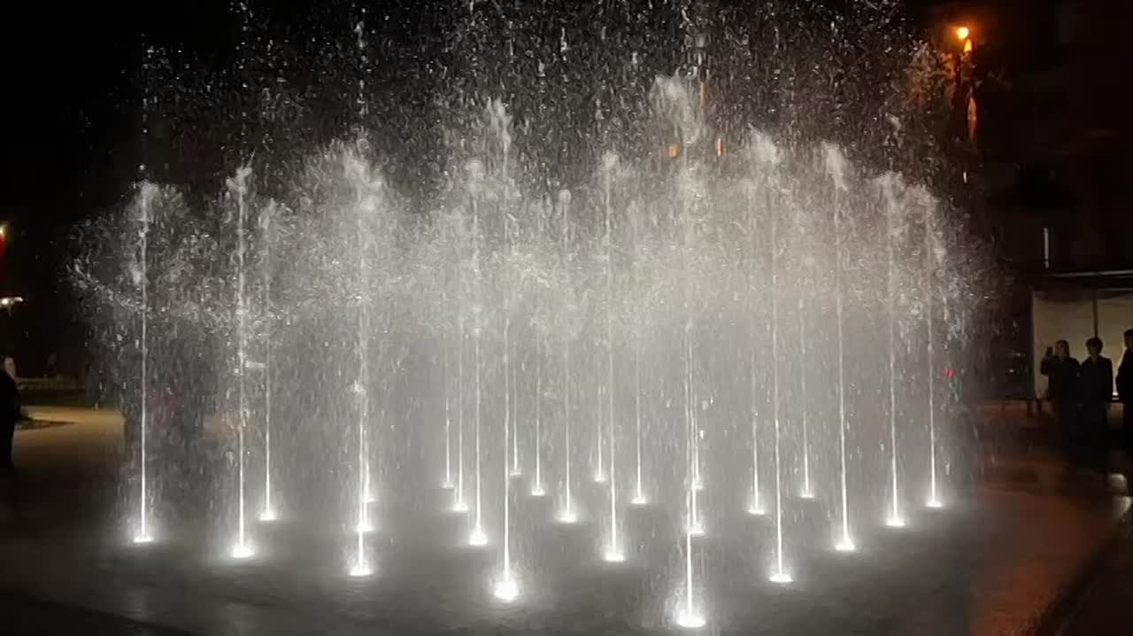 Цветную подсветку подключили к контактному фонтану в Новом районе Сухума