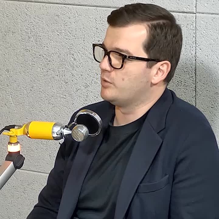 Высокая явка на выборах в местные органы власти связана с тем, что граждане хотят влиять то, что происходит в их районах, рассказал в интервью радио Sputnik политолог Кан Тания