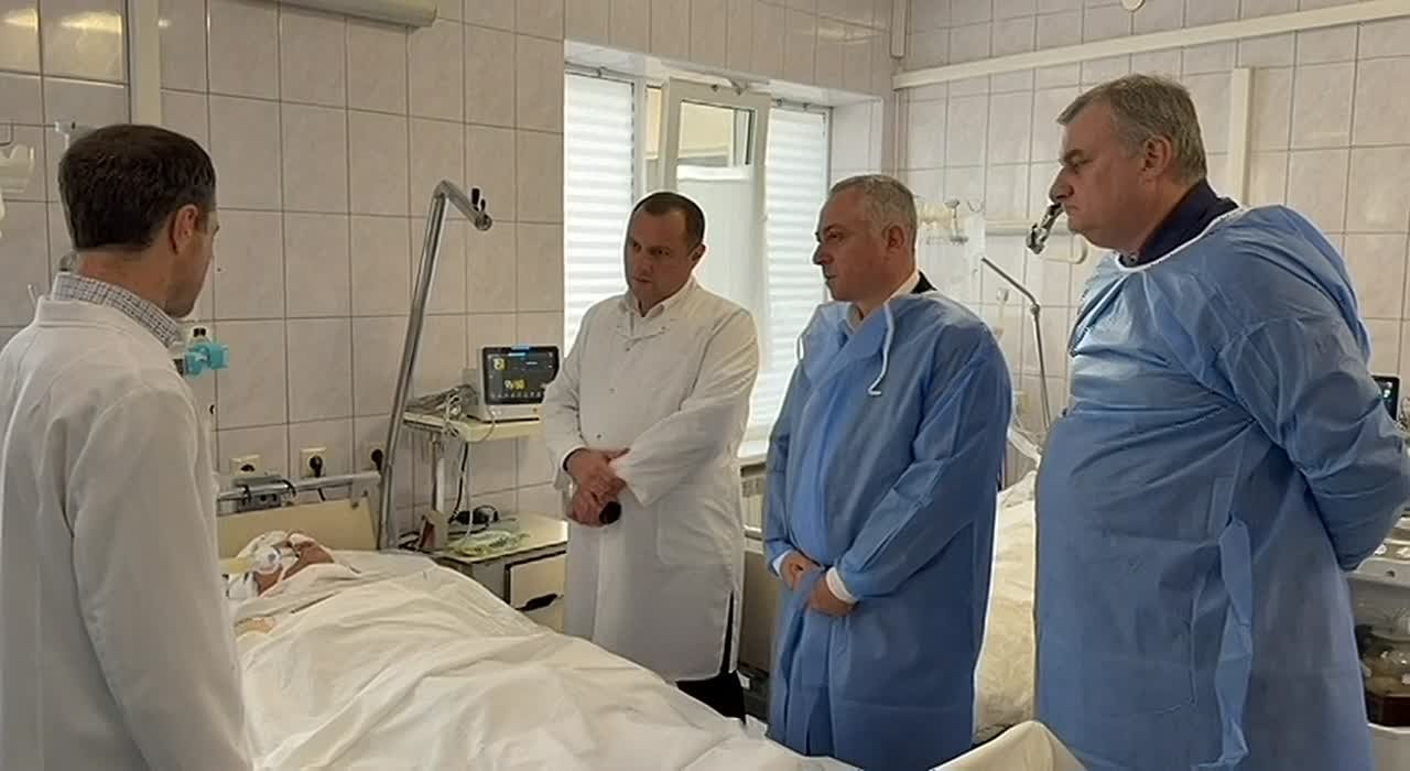 Бадра Гунба навестил в больнице раненных при стрельбы в Сухуме