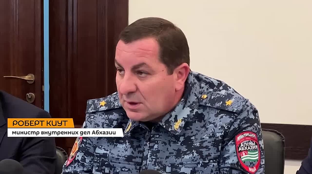 По предварительным баллистическим данным, на улице Гумской стрелял один человек, заявил вице-премьер, министр внутренних дел Роберт Киут на расширенном заседании парламентского комитета по обороне