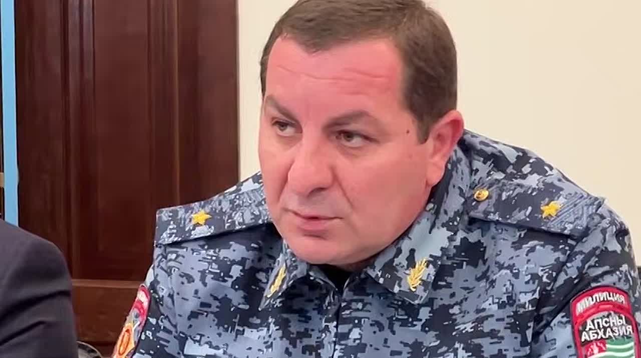 Один из раненных при стрельбе в Сухуме скончался в больнице, сообщил Sputnik прокурор Алхас Агумава