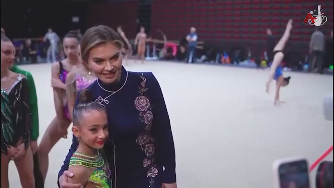 Асныти агимнастака Софиа Боџьгуа аолимпиати ачемпион Алина Кабаева иабуп а лалеит Пекин имаысуа жларбжьарати атурнир аы агылараз алшара ахьлылаз азы